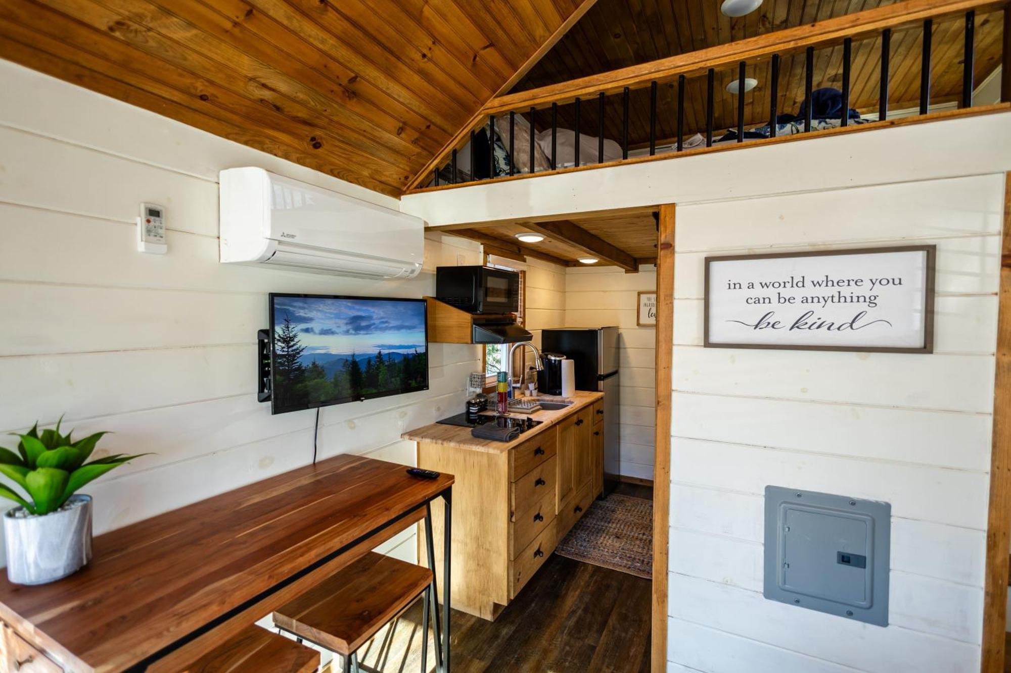 Sojourn Lodging Севьервилл Экстерьер фото