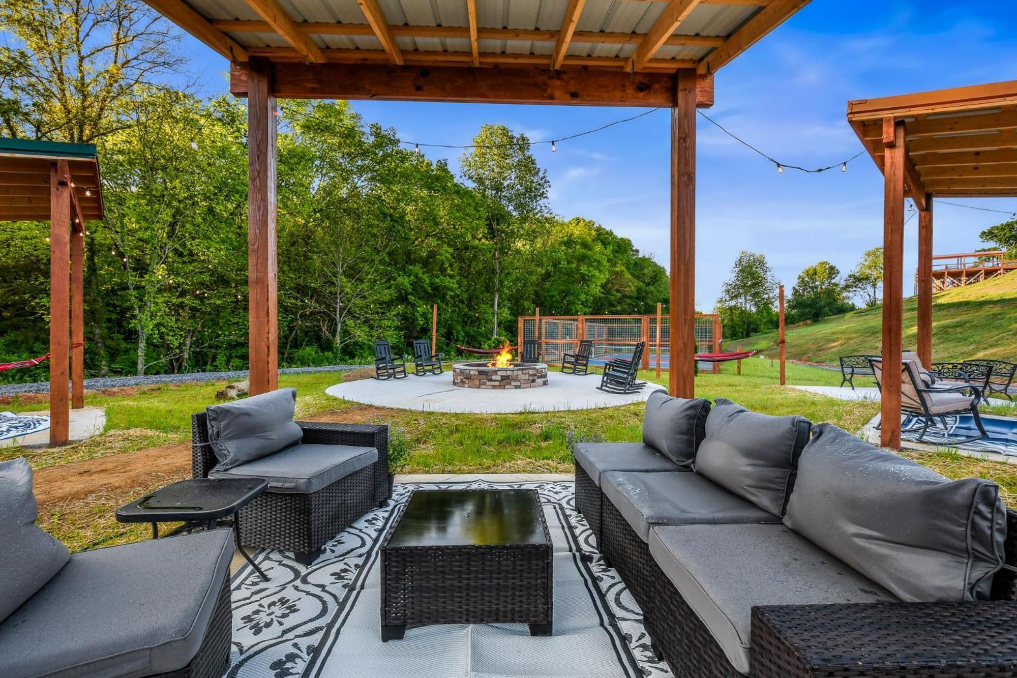 Sojourn Lodging Севьервилл Экстерьер фото